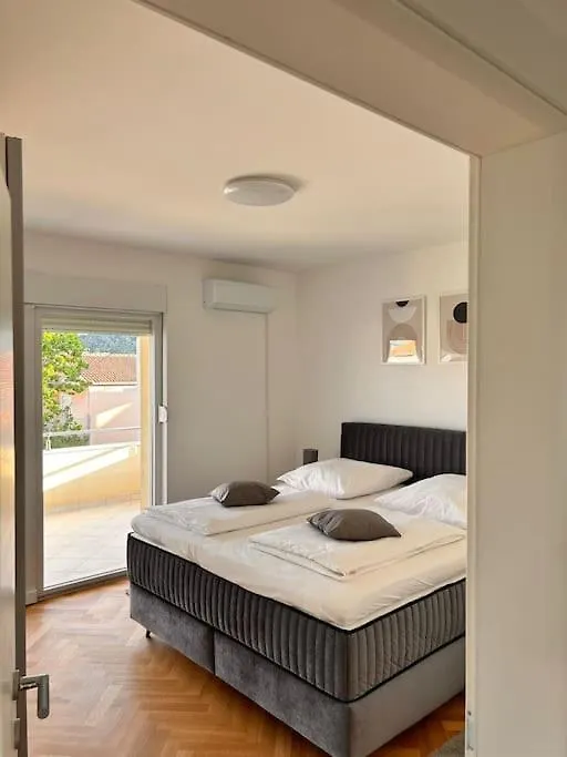 Vali Apartment 2 トロギール