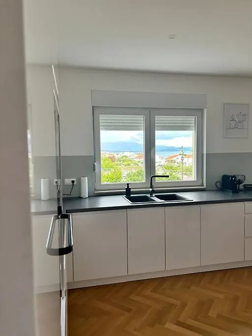 Vali Apartment 2 トロギール