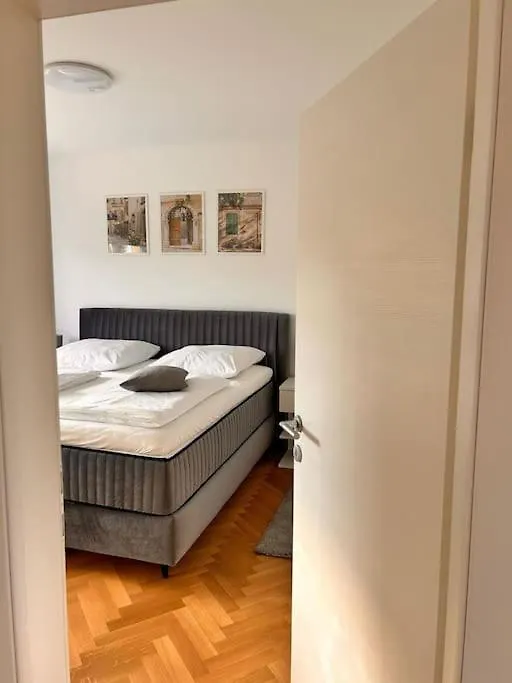 Vali Apartment 2 トロギール