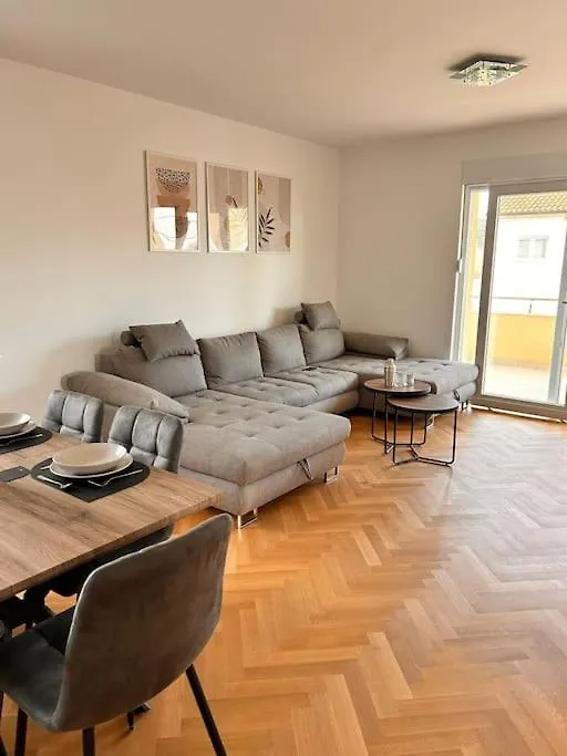 Vali Apartment 2 トロギール