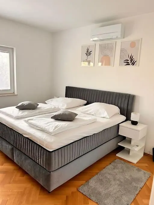 Vali Apartment 2 トロギール