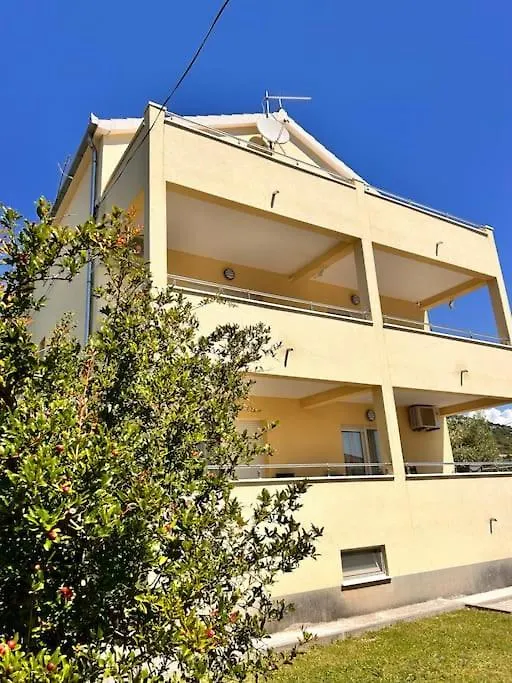 Vali Apartment 2 トロギール