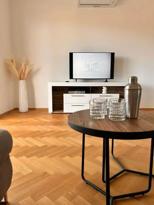 Vali Apartment 2 トロギール